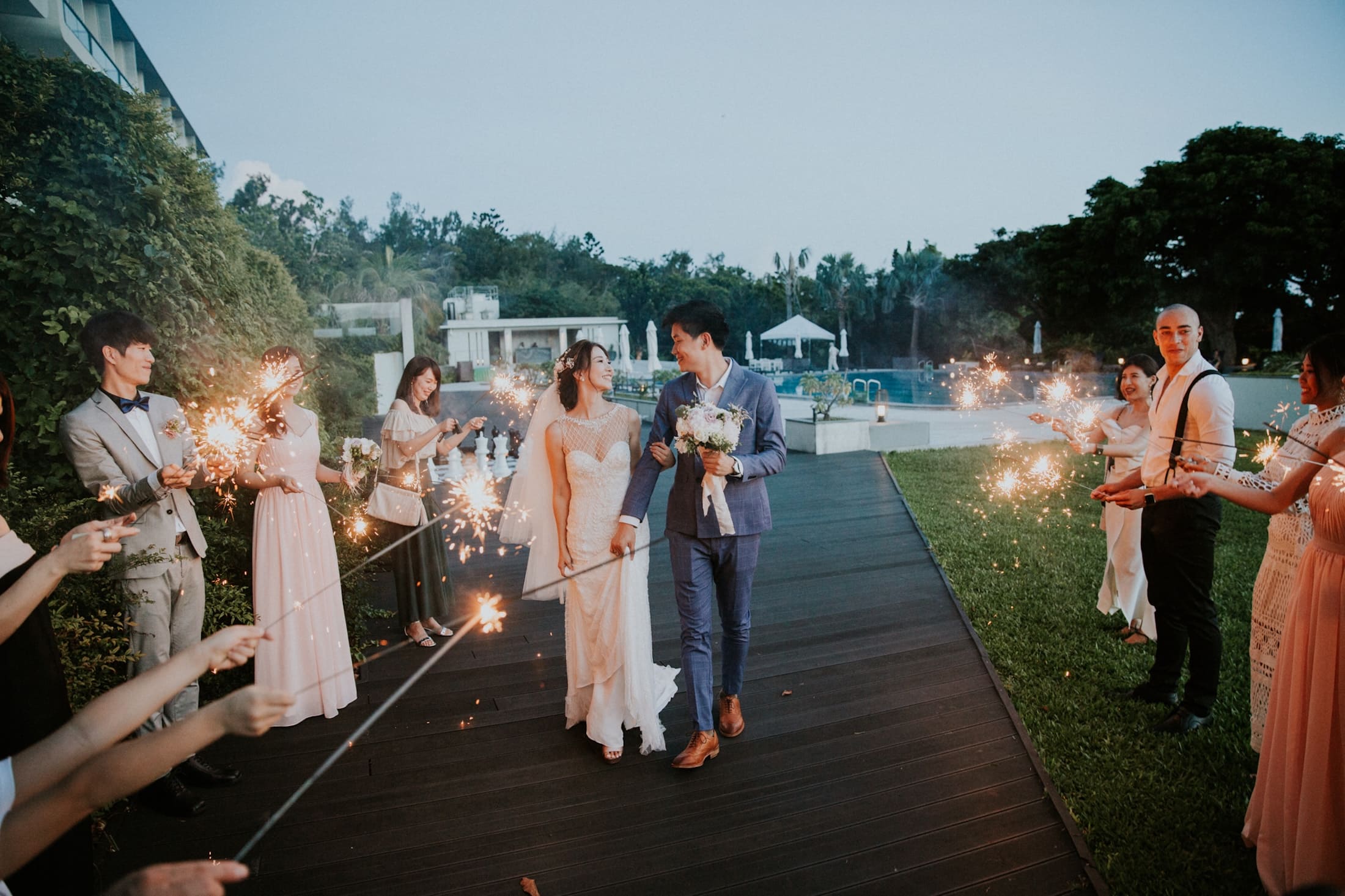 축하의 순간을 함께 하는 풀사이드 파티